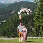 Haus Biechl Mit Blick Auf Burg Hohenwerfen * פפארוורפן