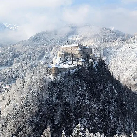 Haus Biechl Mit Blick Auf Burg Hohenwerfen Apartment Pfarrwerfen