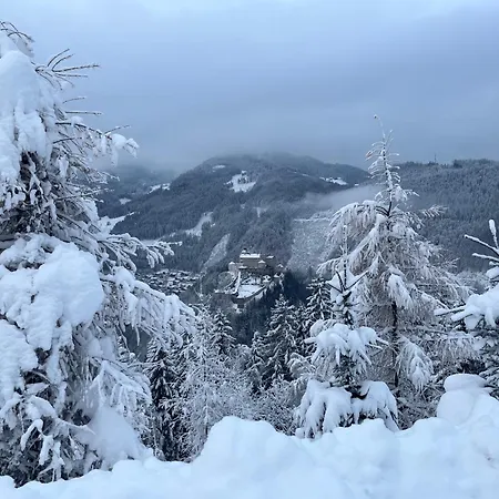 Haus Biechl Mit Blick Auf Burg Hohenwerfen *
