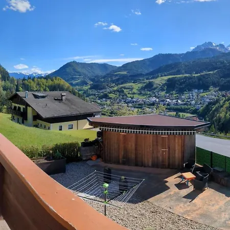 Haus Biechl Mit Blick Auf Burg Hohenwerfen