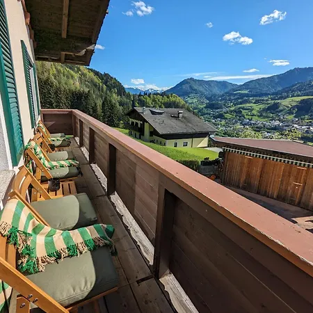 Haus Biechl Mit Blick Auf Burg Hohenwerfen *