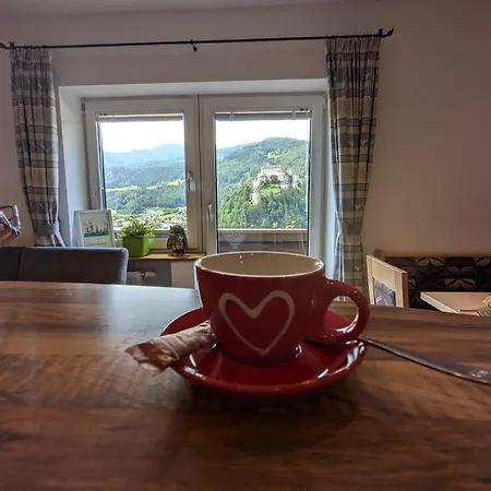 Apartment Haus Biechl Mit Blick Auf Burg Hohenwerfen Pfarrwerfen
