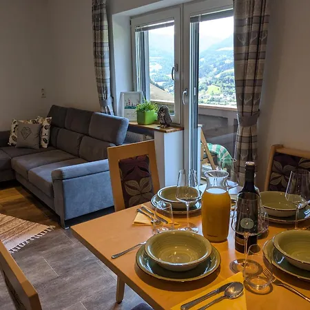 Haus Biechl Mit Blick Auf Burg Hohenwerfen
