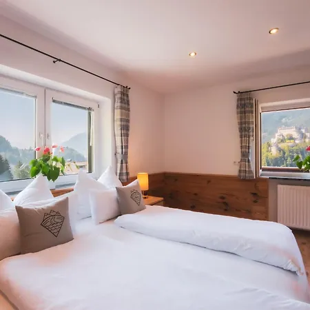 Haus Biechl Mit Blick Auf Burg Hohenwerfen * Pfarrwerfen