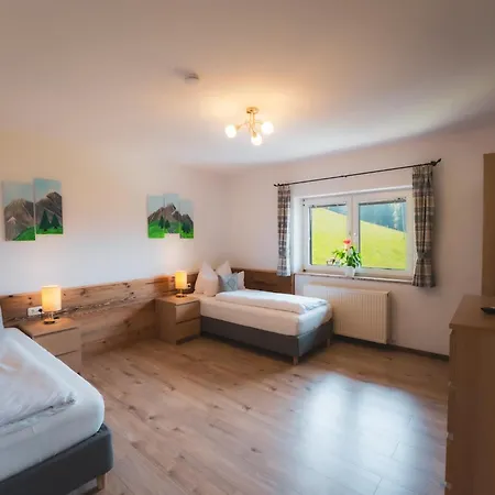 Haus Biechl Mit Blick Auf Burg Hohenwerfen *