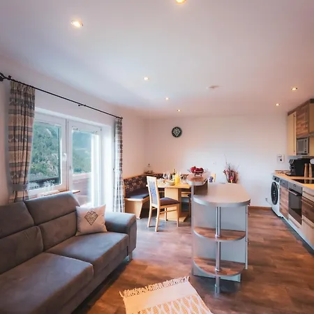 Haus Biechl Mit Blick Auf Burg Hohenwerfen * Pfarrwerfen