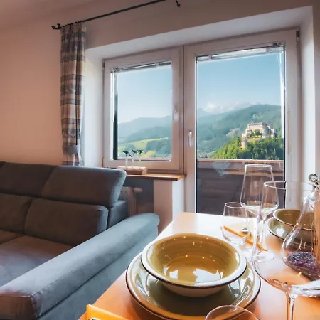 Haus Biechl Mit Blick Auf Burg Hohenwerfen *