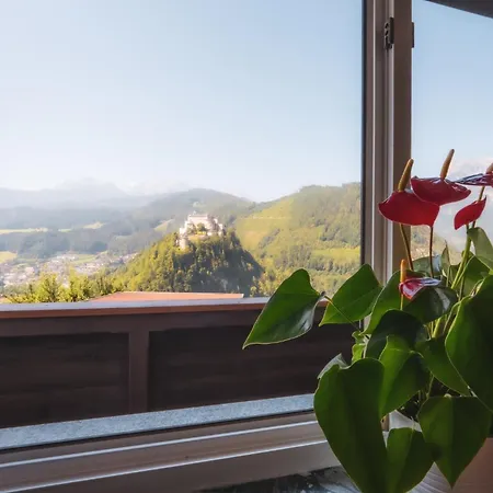 Haus Biechl Mit Blick Auf Burg Hohenwerfen Pfarrwerfen