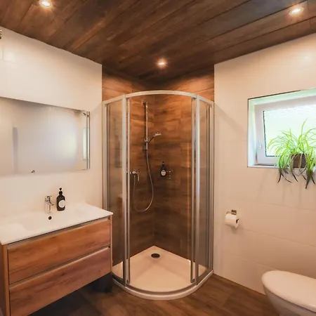 Haus Biechl Mit Blick Auf Burg Hohenwerfen * Pfarrwerfen