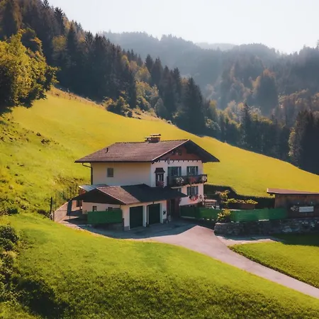 Apartment Haus Biechl Mit Blick Auf Burg Hohenwerfen Pfarrwerfen