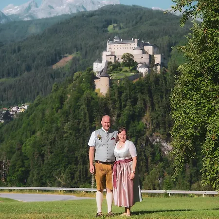 Haus Biechl Mit Blick Auf Burg Hohenwerfen * Pfarrwerfen