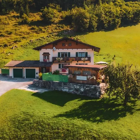 Haus Biechl Mit Blick Auf Burg Hohenwerfen