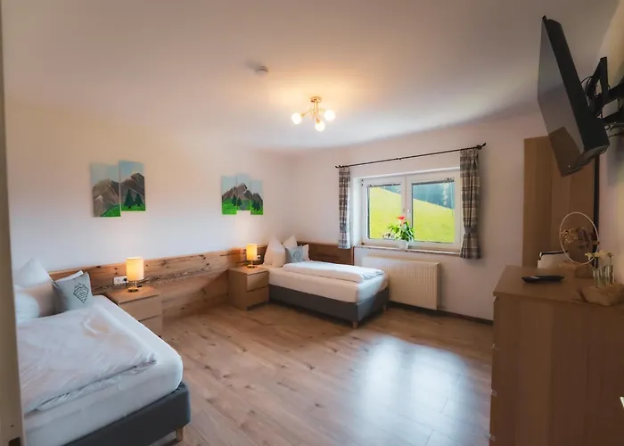 Haus Biechl Mit Blick Auf Burg Hohenwerfen *