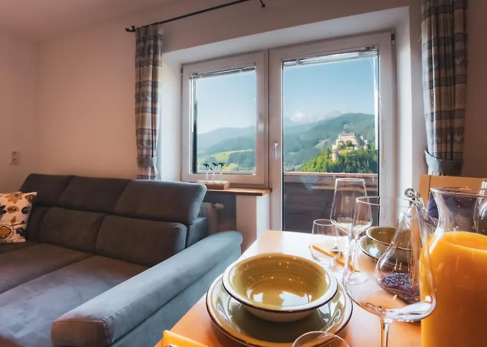 Haus Biechl Mit Blick Auf Burg Hohenwerfen *