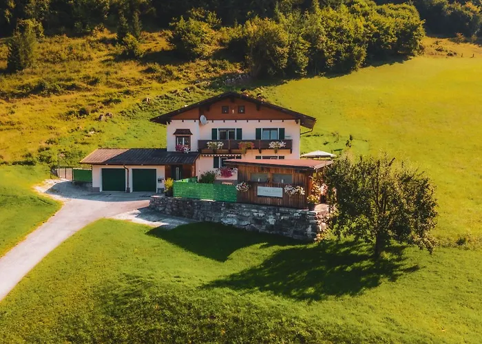 Haus Biechl Mit Blick Auf Burg Hohenwerfen